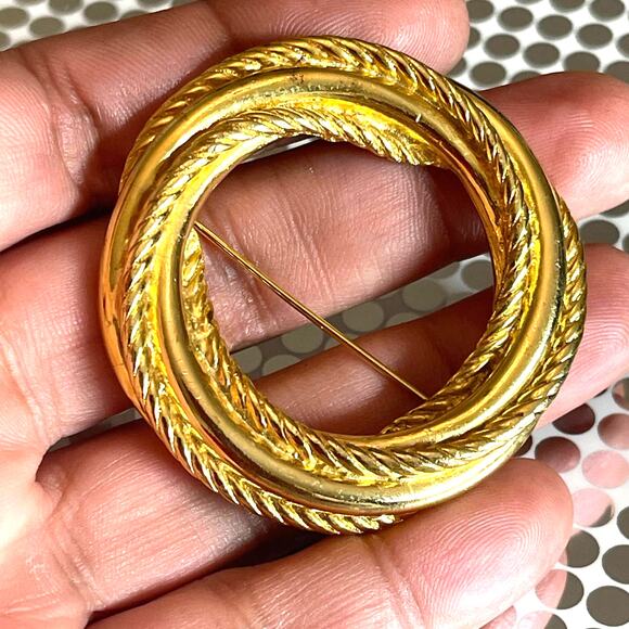 Vintage Gold Tone Textured Braided Heavy circle Brooch Lapel Pin B#18 - Picture 2 of 7